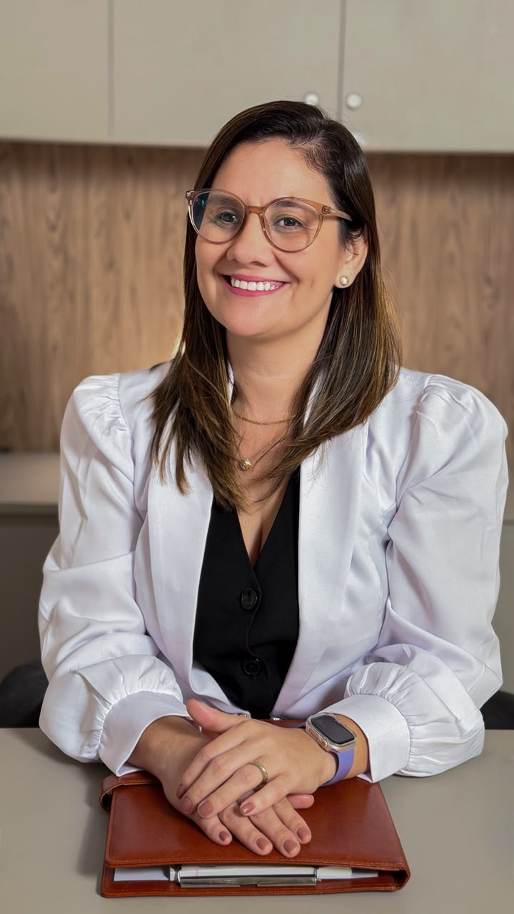 Dra. Emanuella Rodrigues em seu consultório